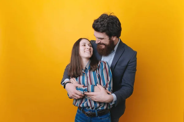 Belo Casal Apaixonado Por Fundo Isolado Rosto Feliz Sorrindo Com — Fotografia de Stock