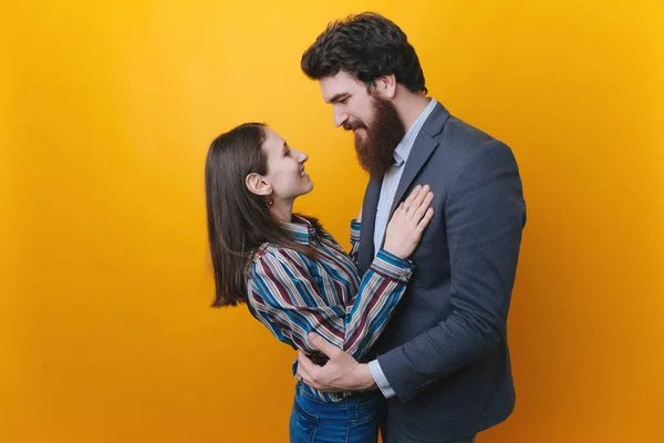 Hermosa Pareja Romántica Aislada Sobre Fondo Amarillo Atractiva Joven Mujer —  Fotos de Stock