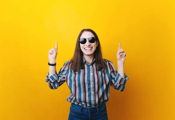 Retrato Cerca Mujer Asombrada Con Estilo Gafas Sol Apuntando Con — Foto de Stock