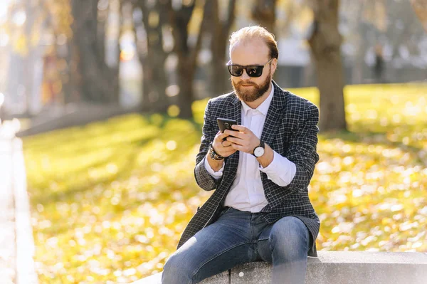 Portrait Extérieur Jeune Homme Moderne Avec Téléphone Portable Dans Rue — Photo