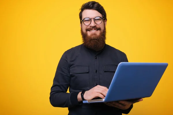 Bild Von Schönen Jungen Bärtigen Mann Über Gelben Wand Hintergrund — Stockfoto