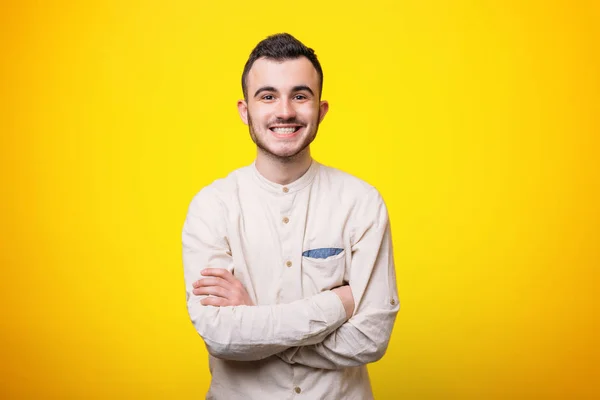 Elegante Joven Guapo Hombre Sonriendo Con Las Manos Cruzadas Camisa —  Fotos de Stock