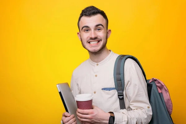 Bonito Sorridente Jovem Estudante Segurando Laptop Xícara Bebida Olhando Para — Fotografia de Stock