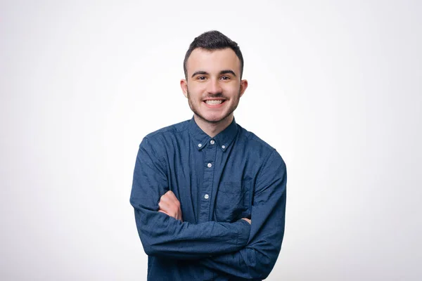 Retrato Amigável Sorridente Jovem Com Camisa Azul Mãos Cruzadas — Fotografia de Stock