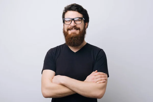 Retrato Sorriso Barbudo Óculos Homem Com Braços Dobrados Adn Olhando — Fotografia de Stock