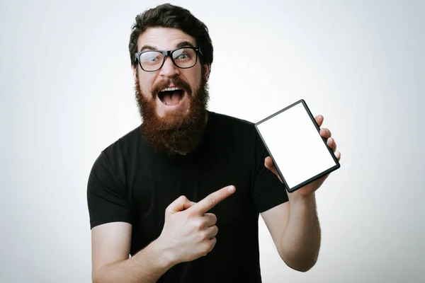 Retrato Hombre Barbudo Excitado Apuntando Con Dedo Pantalla Tableta Blanco — Foto de Stock