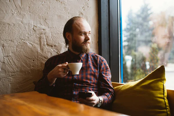 Jeune Homme Affaires Barbu Assis Dans Café Table Utilisant Mobile — Photo