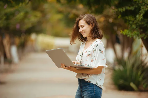 Giovane Ragazza Con Computer Portatile Sulle Strade Estive Della Città — Foto Stock