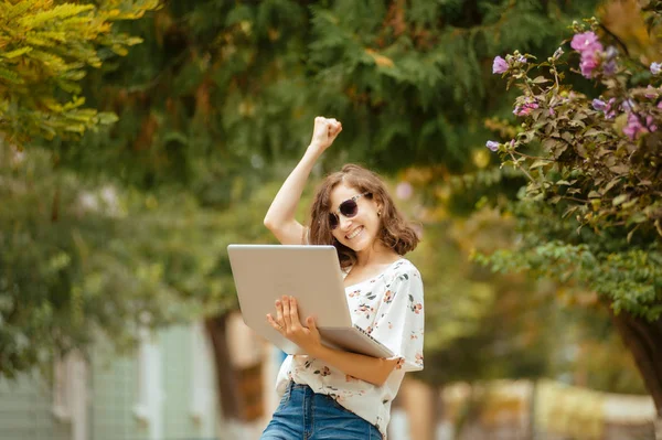 Žena Venku Ulici Letní Neformálním Oblečení Brýle Slaví Vítězství — Stock fotografie