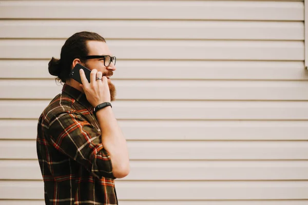 Cool Jeune Homme Avec Barbe Marche Parler Avec Téléphone Portable — Photo