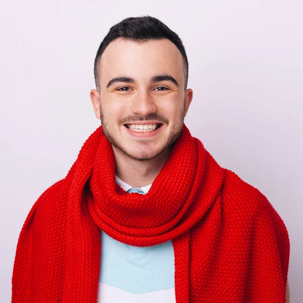 Retrato Joven Hombre Hipster Guapo Con Una Bufanda Roja Sonriendo — Foto de Stock