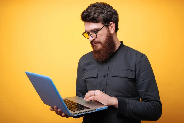 Bärtiger Mann Mit Laptop Konzentrierter Junger Geschäftsmann Grauen Hemd Mit — Stockfoto