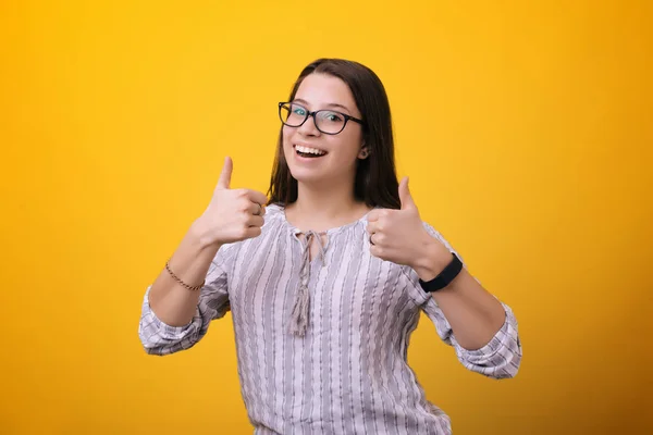 Entusiasta Joven Atractiva Motivada Dando Gesto Pulgar Hacia Arriba Aprobación — Foto de Stock