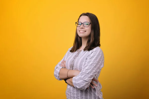 Hermosa Joven Sonriente Con Brazos Cruzados Gafas Sobre Fondo Amarillo — Foto de Stock