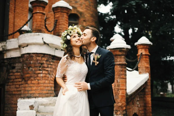 Hermosa Pareja Boda Pie Cerca Del Viejo Castillo Ladrillo Marido — Foto de Stock