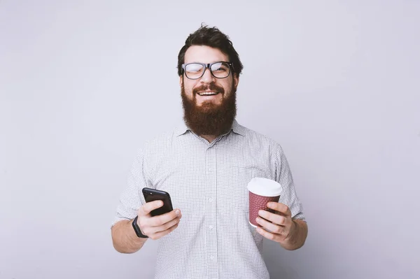 Homem Barbudo Alegre Estudante Trabalhador Faça Uma Pausa Para Café — Fotografia de Stock