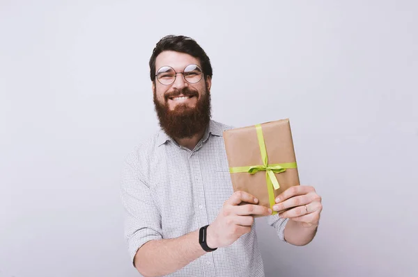 Όμορφος Γενειοφόρος Άνδρας Γυαλιά Δείχνει Κιβώτιο Δώρων Και Χαμογελά Στη — Φωτογραφία Αρχείου