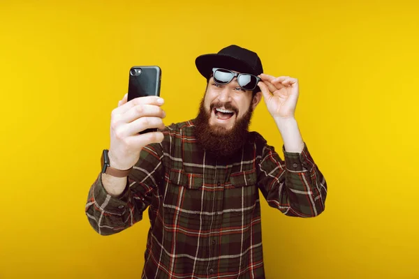 Portrait Bearded Man Hat Sunglasss Looking Confused News Feed — Stock Photo, Image
