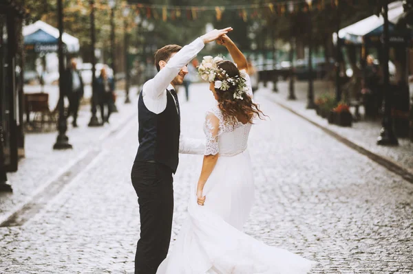 Recién Casada Pareja Bailando Calle Feliz Novia Emocional Bailando Aire — Foto de Stock