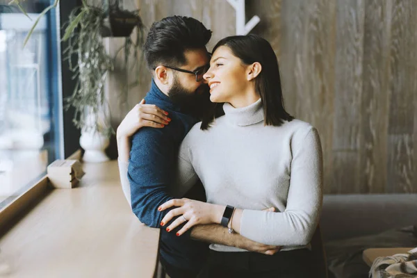 Bonito Casal Hipster Abraçando Café Sentado Perto Uma Janela — Fotografia de Stock