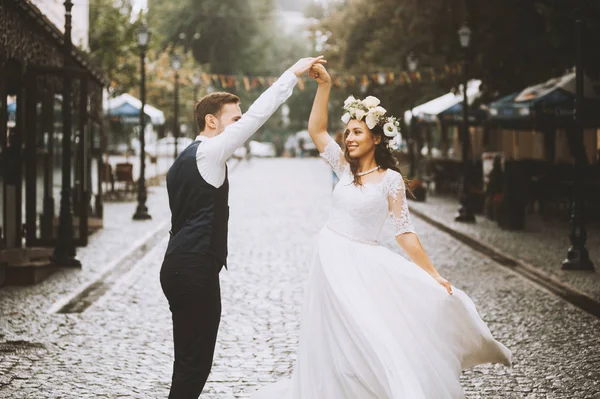 Vackra Nygift Par Kul När Man Dansar Soliga Gamla Staden — Stockfoto