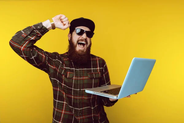 Cara Barbudo Animado Chapéu Óculos Sol Segurando Laptop Enquanto Gritando — Fotografia de Stock