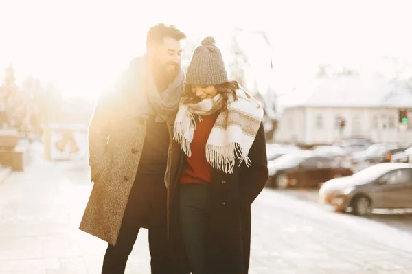 Bonito Casal Jovem Feliz Caminhada Desfrutando Dia Ensolarado Inverno — Fotografia de Stock