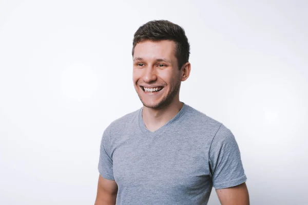 Potrait Joven Feliz Sonriendo Mirando Hacia Otro Lado Ovr Fondo —  Fotos de Stock