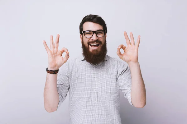 Ein Gutaussehender Glücklicher Bärtiger Mann Zeigt Eine Geste Die Okay — Stockfoto