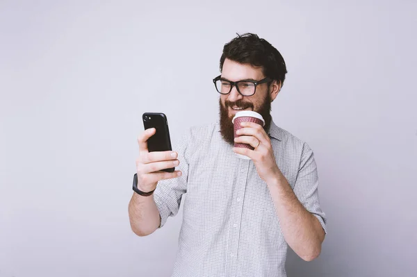Jeune Homme Barbu Hipster Utilise Smartphone Driinking Café Médias Sociaux — Photo