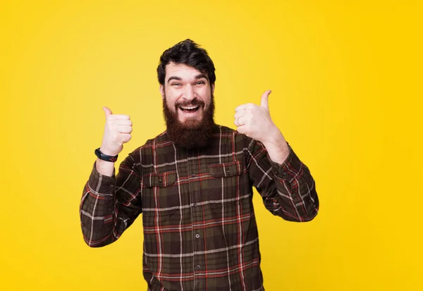 Portret Szczęśliwy Śmieszne Brodaty Mężczyzna Pokaż Znak Kciuk Powodzenia — Zdjęcie stockowe