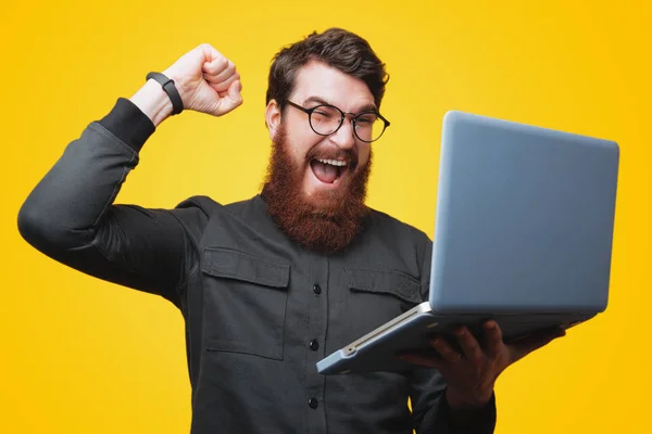 Porträt Eines Aufgeregten Bärtigen Mannes Mit Brille Und Grauem Hemd — Stockfoto