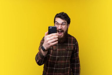 Şok ifade yüzünün yakışıklı adam online haber okurken sakallı