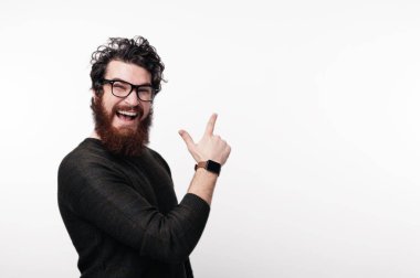 Yön gösteren ve uzak parmak ile işaret heyecanlı handsomen sakallı adam 