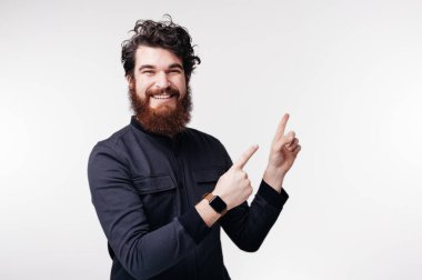 Siyah mavi gömlek gülümseyen yakışıklı sakallı adam alan kopyalamak parmaklarını Puan