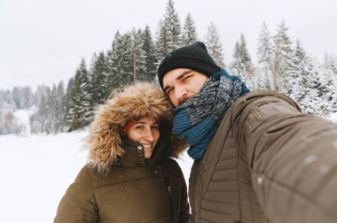 Selfie fotoğraf orman dışına alarak turist mutlu çift
