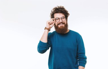 Gözlüklü, poz ve kameraya bakarak Mavi kazak şık hispter 