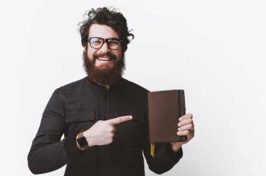 Gözlüklü yeni gündem işaret şık hispter adam