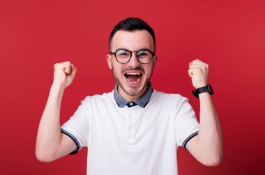 Onun wonn kutluyor çığlık atan genç çocuk portresi