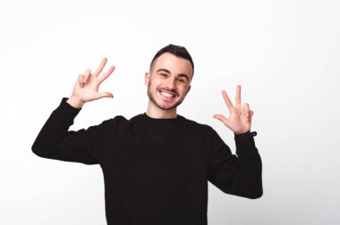 Siyah kazak el barış mutlu gülümseyen genç çocuk 