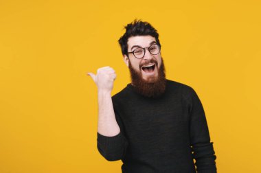 Sakal ve gözlük, mimik ve kopya alanı gösterilen heyecanlı adam