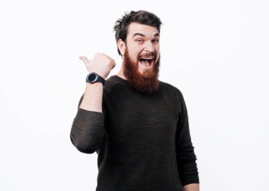 Gülümseyen ve beyaz arka plan üzerinde başparmak el hareketi sakallı hippi fotoğrafını