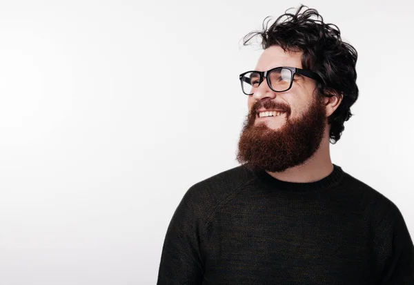 Hombre Barbudo Atractivo Con Pelo Elegante Barba Sonriendo Mirando Hacia — Foto de Stock