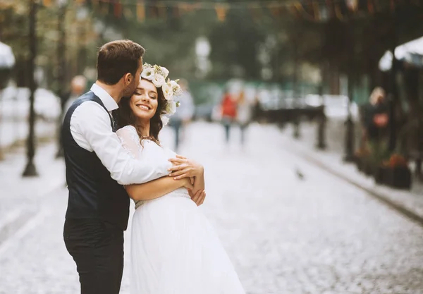 Casal Amoroso Recém Casados Gentilmente Abraçar Marido Esposa Passeio Pela — Fotografia de Stock