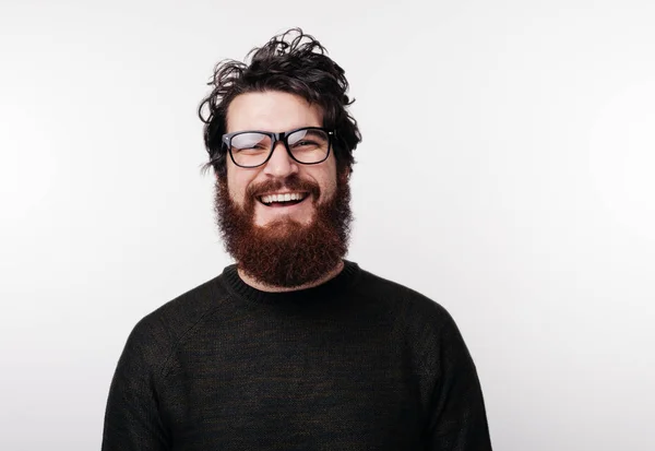 Guapo Barbudo Con Gafas Sonríe Mira Cámara —  Fotos de Stock