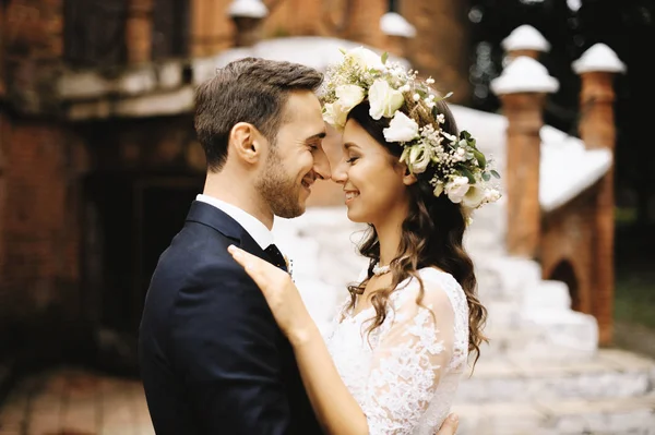 Primer Plano Retrato Hombre Guapo Besos Novia Vestido Blanco Tierno — Foto de Stock