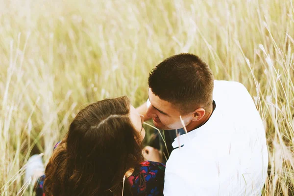Photo Joli Couple Embrassant Asseyant Dans Herbe Dans Prairie — Photo