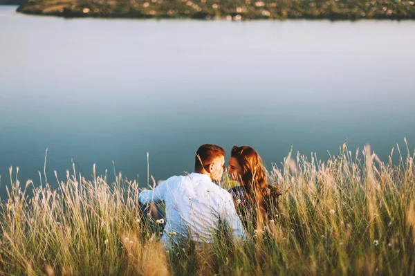 Belo Casal Sentado Topo Colina Beijando — Fotografia de Stock