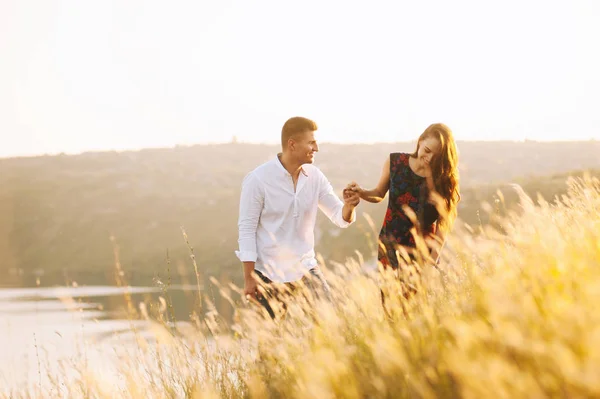 Foto Pareja Guapa Pasea Por Naturaleza Cima Colina Cerca Del —  Fotos de Stock