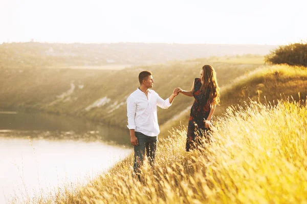 Foto Pareja Guapa Pasea Por Naturaleza Cima Colina Cerca Del —  Fotos de Stock